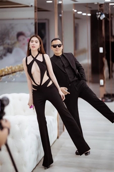 Mới đây, trên trang cá nhân của mình, ông bầu Vũ Khắc Tiệp tung ra loạt ảnh mới cùng người đẹp Ngọc Trinh. Cả hai ton sur ton trong những bộ trang phục đen. Mới đây, trên trang cá nhân của mình, ông bầu Vũ Khắc Tiệp tung ra loạt ảnh mới cùng người đẹp Ngọc Trinh. Cả hai ton sur ton trong những bộ trang phục đen.