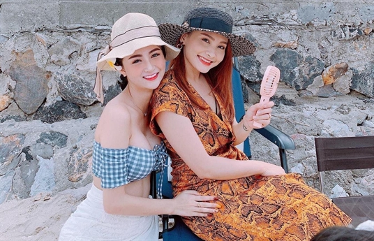 Trong sự nghiệp diễn xuất của mình, Anh Thư từng đóng Về nhà đi con, Đại gia chân đất... Trong sự nghiệp diễn xuất của mình, Anh Thư từng đóng Về nhà đi con, Đại gia chân đất...