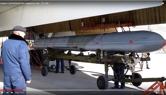 Báo Mỹ cho rằng, dù AGM-86 là tên lửa hành trình phóng từ trên không mạnh nhất của Không quân Mỹ nhưng so với tên lửa Nga, AGM-86 quá nhỏ bé. Nhận định này đưa ra sau khi phân tích những tính năng của tên lửa AGM-86 và Kh-101 của Không quân Nga. Báo Mỹ cho rằng, dù AGM-86 là tên lửa hành trình phóng từ trên không mạnh nhất của Không quân Mỹ nhưng so với tên lửa Nga, AGM-86 quá nhỏ bé. Nhận định này đưa ra sau khi phân tích những tính năng của tên lửa AGM-86 và Kh-101 của Không quân Nga.
