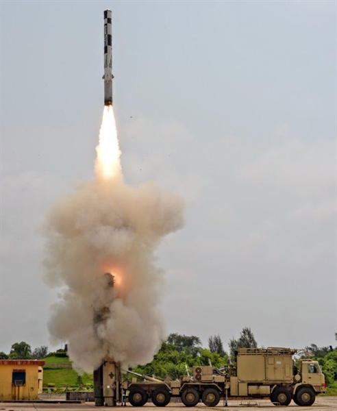 Phiên bản đánh chặn máy bay cỡ lớn của BrahMos được thực hiện đồng thời với dòng đất đối đất có tốc độ lên tới gần Mach 7 và được chia thành từng giai đoạn. \ Phiên bản đánh chặn máy bay cỡ lớn của BrahMos được thực hiện đồng thời với dòng đất đối đất có tốc độ lên tới gần Mach 7 và được chia thành từng giai đoạn. \