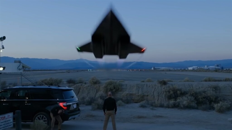 Theo Aviationist, máy bay thay thế cho SR-71 Blackbird được định danh là SR-72 do tập đoàn Lockheed Martin tự nghiên cứu và phát triển phù hợp với yêu cầu của dài hạn của Không quân Mỹ và Cơ quan các dự án nghiên cứu quốc phòng tương lai (DARPA) của Lầu Năm Góc để tạo ra một nền móng siêu thanh \ Theo Aviationist, máy bay thay thế cho SR-71 Blackbird được định danh là SR-72 do tập đoàn Lockheed Martin tự nghiên cứu và phát triển phù hợp với yêu cầu của dài hạn của Không quân Mỹ và Cơ quan các dự án nghiên cứu quốc phòng tương lai (DARPA) của Lầu Năm Góc để tạo ra một nền móng siêu thanh \