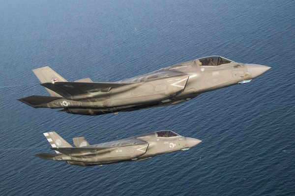 Khả năng đặc biệt tiếp theo của F-35 được chuyên gia Mỹ chỉ ra là Tính năng tương tác. F-35 được trang bị hệ thống điện tử hàng không quân sự tối tân bậc nhất hiện nay nên có thể dễ dàng tiếp nhận thông tin từ những hệ thống khác để tăng cường khả năng chiến đấu, điều khiển UAV trong thực hiện tác chiến theo kể máy bay mẹ con. Khả năng đặc biệt tiếp theo của F-35 được chuyên gia Mỹ chỉ ra là Tính năng tương tác. F-35 được trang bị hệ thống điện tử hàng không quân sự tối tân bậc nhất hiện nay nên có thể dễ dàng tiếp nhận thông tin từ những hệ thống khác để tăng cường khả năng chiến đấu, điều khiển UAV trong thực hiện tác chiến theo kể máy bay mẹ con.