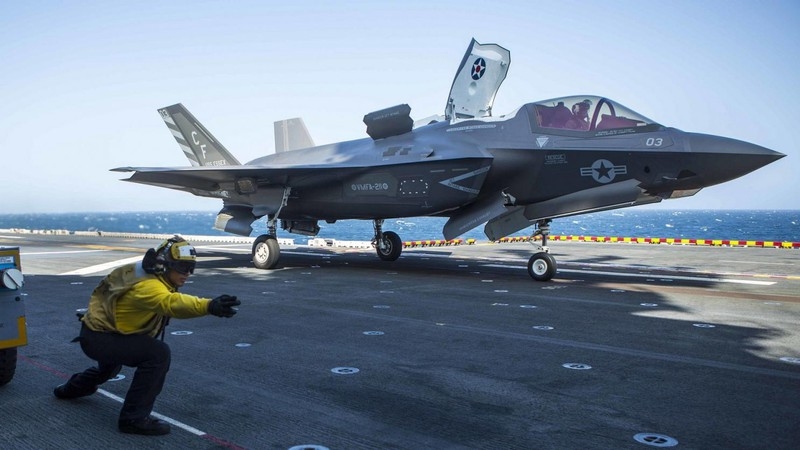 Điểm mạnh tiếp theo cũng là mạnh nhất của F-35 được Episkopos chính là khả năng tàng hình. Theo chuyên gia này, người Mỹ có thêm lý do để tự hào về F-35 khi khung thân máy bay được thiết kế đặc biệt để tạo ra tiết diện radar nhỏ nhất và được phủ bên ngoài lớp vật liệu hấp thụ radar. Điểm mạnh tiếp theo cũng là mạnh nhất của F-35 được Episkopos chính là khả năng tàng hình. Theo chuyên gia này, người Mỹ có thêm lý do để tự hào về F-35 khi khung thân máy bay được thiết kế đặc biệt để tạo ra tiết diện radar nhỏ nhất và được phủ bên ngoài lớp vật liệu hấp thụ radar.