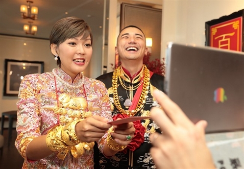 Ngoài số vàng trên người, cô dâu còn đeo theo chiếc nhẫn kim cương có giá tới 4 tỷ đồng. Ngoài số vàng trên người, cô dâu còn đeo theo chiếc nhẫn kim cương có giá tới 4 tỷ đồng.