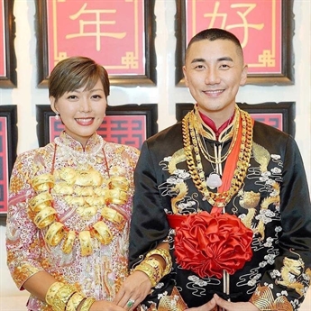 Đám cưới của cặp đôi diễn viên Hồng Vĩnh Thành và vợ - MC Lương Nặc Nghiên vừa trở thành tâm điểm của dư luận Hồng Kông (Trung Quốc) bởi sự xa hoa. Đám cưới của cặp đôi diễn viên Hồng Vĩnh Thành và vợ - MC Lương Nặc Nghiên vừa trở thành tâm điểm của dư luận Hồng Kông (Trung Quốc) bởi sự xa hoa.
