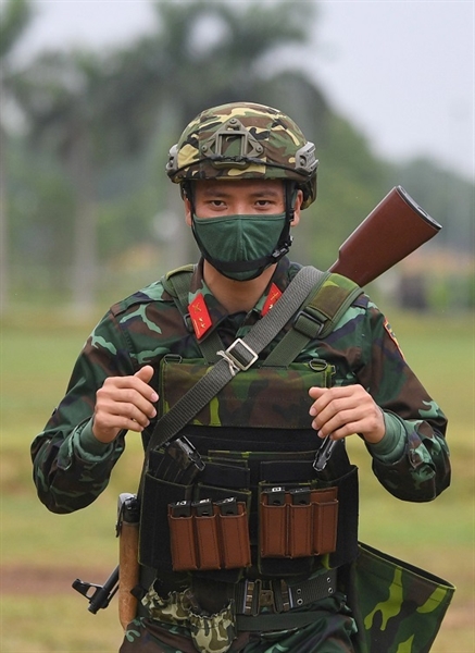 Vận động viên đứng ở tư thế sẵn sàng thực hiện bài bắn tính giờ trong nội dung bắn súng quân dụng. Xạ thủ mang theo súng AK và cả súng ngắn, cùng các hộp tiếp đạn trong bao chứa đeo trước bụng. Hội thao Army Games 2021 dự kiến diễn ra ngày 22/8-4/9 với 34 môn thi và 260 đội đến từ hơn 45 quốc gia. Các nội dung sẽ được tổ chức tại 12 nước gồm Armenia, Algeria, Belarus, Việt Nam, Iran, Kazakhstan, Qatar, Trung Quốc, Serbia, Uzbekistan, Mông Cổ và Nga. Việt Nam dự kiến đăng cai hai môn thi Vùng an toàn và Ranh giới xạ thủ. Vận động viên đứng ở tư thế sẵn sàng thực hiện bài bắn tính giờ trong nội dung bắn súng quân dụng. Xạ thủ mang theo súng AK và cả súng ngắn, cùng các hộp tiếp đạn trong bao chứa đeo trước bụng. Hội thao Army Games 2021 dự kiến diễn ra ngày 22/8-4/9 với 34 môn thi và 260 đội đến từ hơn 45 quốc gia. Các nội dung sẽ được tổ chức tại 12 nước gồm Armenia, Algeria, Belarus, Việt Nam, Iran, Kazakhstan, Qatar, Trung Quốc, Serbia, Uzbekistan, Mông Cổ và Nga. Việt Nam dự kiến đăng cai hai môn thi Vùng an toàn và Ranh giới xạ thủ.