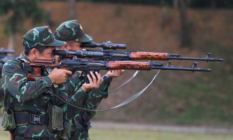 Xạ thủ đội bắn tỉa sử dụng súng trường bắn tỉa SVD luyện tập ở tư thế đứng bắn. Xạ thủ đội bắn tỉa sử dụng súng trường bắn tỉa SVD luyện tập ở tư thế đứng bắn.
