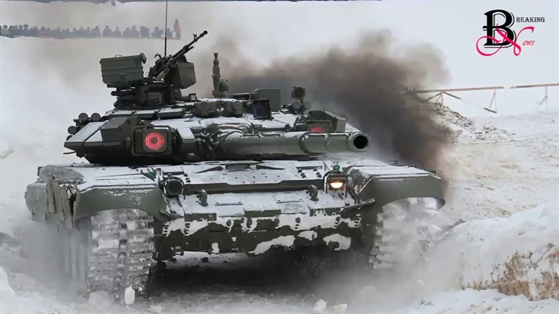 Trong khi đó, Nga phát triển nguyên mẫu T-14 dựa trên khung gầm Armata, tuy nhiên loại xe này lại dựa trên thiết kế của mẫu T-90A, tạp chí Mỹ tiết lộ và cho biết thêm rằng, cho tới thời điểm này, T-90A vẫn là loại tăng mạnh cả về công và thủ. Sức mạnh và độ tin cậy của dòng tăng này đã được chứng minh qua thực chiến tại chiến trường Syria khi nó vẫn sống tốt dù những chiến tăng này bị trúng tên lửa TOW không ít lần. Trong khi đó, Nga phát triển nguyên mẫu T-14 dựa trên khung gầm Armata, tuy nhiên loại xe này lại dựa trên thiết kế của mẫu T-90A, tạp chí Mỹ tiết lộ và cho biết thêm rằng, cho tới thời điểm này, T-90A vẫn là loại tăng mạnh cả về công và thủ. Sức mạnh và độ tin cậy của dòng tăng này đã được chứng minh qua thực chiến tại chiến trường Syria khi nó vẫn sống tốt dù những chiến tăng này bị trúng tên lửa TOW không ít lần.