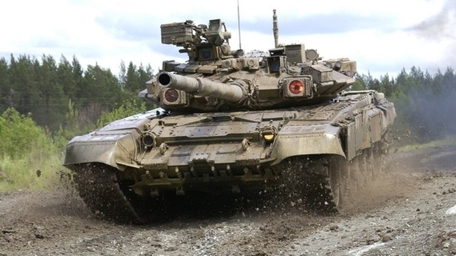 Nga bắt đầu trang bị tăng T-90A từ năm 2004. Tăng hạng nặng T-90A được thiết kế khá ấn tượng với hệ thống nạp đạn tự động, giáp phản ứng nổ, hệ thống phòng thủ chủ động, súng điều khiển từ xa... Cùng với đó là pháo chính với cỡ nòng 125mm. Tùy từng nhiệm vụ cụ thể, kíp lái có thể bắn tên lửa chống tăng với vệ tinh dẫn đường từ tháp pháo chính. Nga bắt đầu trang bị tăng T-90A từ năm 2004. Tăng hạng nặng T-90A được thiết kế khá ấn tượng với hệ thống nạp đạn tự động, giáp phản ứng nổ, hệ thống phòng thủ chủ động, súng điều khiển từ xa... Cùng với đó là pháo chính với cỡ nòng 125mm. Tùy từng nhiệm vụ cụ thể, kíp lái có thể bắn tên lửa chống tăng với vệ tinh dẫn đường từ tháp pháo chính.
