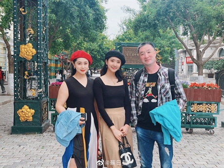 Chia sẻ với báo giới, người đẹp cho biết sức khỏe của cô hiện rất yếu khi tế bào ung thư đã di căn vào xương. Nữ nghệ sĩ không thể tự đi lại, phải ngồi xe lăn và mọi sinh hoạt đều phải nhờ vào bố mẹ. Chia sẻ với báo giới, người đẹp cho biết sức khỏe của cô hiện rất yếu khi tế bào ung thư đã di căn vào xương. Nữ nghệ sĩ không thể tự đi lại, phải ngồi xe lăn và mọi sinh hoạt đều phải nhờ vào bố mẹ.