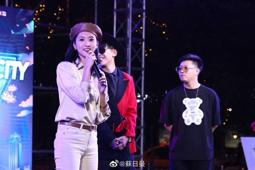 Cô cho biết khi nghe hung tin từ bác sĩ, cô rất sốc khi biết mình đã không còn nhiều cơ hội nhưng rồi phải bình tĩnh để chiến đấu với căn bệnh này. Cô cho biết khi nghe hung tin từ bác sĩ, cô rất sốc khi biết mình đã không còn nhiều cơ hội nhưng rồi phải bình tĩnh để chiến đấu với căn bệnh này.