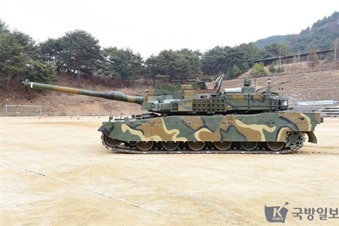 Mới đây, truyền thông Hàn Quốc đã công bố hình ảnh xe tăng chiến đấu chủ lực K2 của nước này có thể thay đổi tổng chiều cao bằng cách điều chỉnh lại hệ thống treo. Chế độ hoạt động thân thấp này có lợi cho việc che giấu dưới địa hình rừng núi và cải thiện hơn nữa khả năng sống sót trên chiến trường. Mới đây, truyền thông Hàn Quốc đã công bố hình ảnh xe tăng chiến đấu chủ lực K2 của nước này có thể thay đổi tổng chiều cao bằng cách điều chỉnh lại hệ thống treo. Chế độ hoạt động thân thấp này có lợi cho việc che giấu dưới địa hình rừng núi và cải thiện hơn nữa khả năng sống sót trên chiến trường.