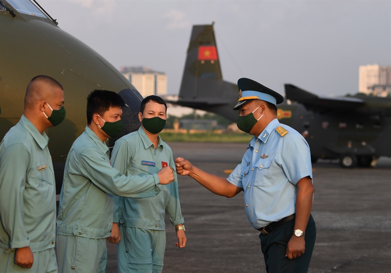 Lực lượng bảo đảm nhanh chóng, cẩn thận chuyển từng thùng hàng lên khoang chứa máy bay... Lực lượng bảo đảm nhanh chóng, cẩn thận chuyển từng thùng hàng lên khoang chứa máy bay...