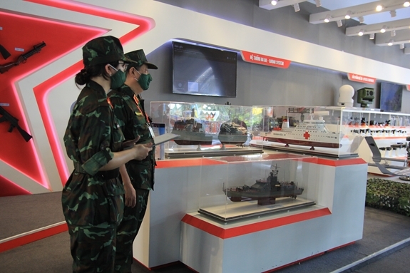 Tại phân khu Triển lãm vũ khí, trang bị, Tập đoàn Công nghiệp - Viễn thông Quân đội (Viettel) và Tổng Cục Công nghiệp Quốc phòng đã giới thiệu những sản phẩm vũ khí, khí tài hiện đại nhất của Quân đội nhân dân Việt Nam tới khách tham quan. Tại phân khu Triển lãm vũ khí, trang bị, Tập đoàn Công nghiệp - Viễn thông Quân đội (Viettel) và Tổng Cục Công nghiệp Quốc phòng đã giới thiệu những sản phẩm vũ khí, khí tài hiện đại nhất của Quân đội nhân dân Việt Nam tới khách tham quan.