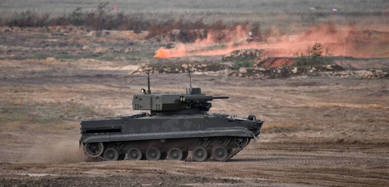 Cũng tại Zapad-2021, lần đầu tiên đội quân robot của Nga biết phối hợp với nhau thực hiện tấn công kẻ thù giả định. Cũng tại Zapad-2021, lần đầu tiên đội quân robot của Nga biết phối hợp với nhau thực hiện tấn công kẻ thù giả định.