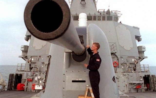 Được biết, ngay từ năm 2014, hãng Raytheon đã phát triển đạn dẫn đường GPS Excalibur N5, đáp ứng yêu cầu về độ chính xác cho pháo hạm của hải quân Mỹ, đồng thời tăng tầm bắn hiệu quả lên đến 48,1 km. Loại đạn mới này được Raytheon bắn thử nhiều lần và cho kết quả rất khả quan. Được biết, ngay từ năm 2014, hãng Raytheon đã phát triển đạn dẫn đường GPS Excalibur N5, đáp ứng yêu cầu về độ chính xác cho pháo hạm của hải quân Mỹ, đồng thời tăng tầm bắn hiệu quả lên đến 48,1 km. Loại đạn mới này được Raytheon bắn thử nhiều lần và cho kết quả rất khả quan.