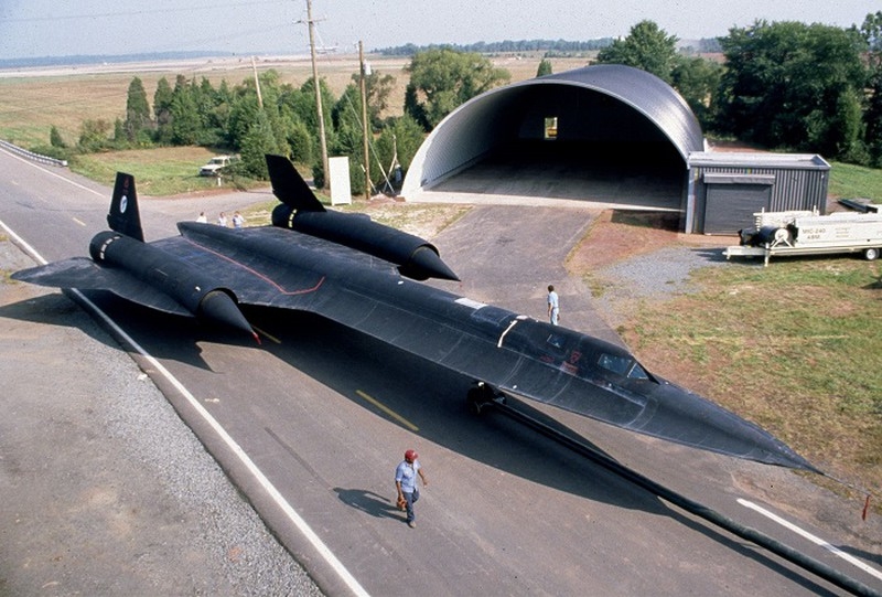 Theo Không quân Mỹ, SR-71 được thiết kế với khung thân đặc biệt và rất chắc chắn cùng với cặp động cơ phản lực Pratt và Whitney J58 giúp máy bay có khả năng đạt vận tốc cực đại trên 3,5M ở độ cao 26.800 m, có diện tích tán xạ hiệu quả nhỏ với hệ thống điện tử mạnh mẽ. Theo Không quân Mỹ, SR-71 được thiết kế với khung thân đặc biệt và rất chắc chắn cùng với cặp động cơ phản lực Pratt và Whitney J58 giúp máy bay có khả năng đạt vận tốc cực đại trên 3,5M ở độ cao 26.800 m, có diện tích tán xạ hiệu quả nhỏ với hệ thống điện tử mạnh mẽ.