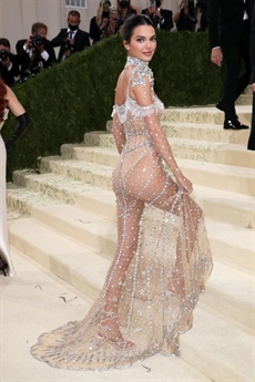 Màn xuất hiện của Kendall Jenner cũng khiến nhiều người nhắc tới một mỹ nhân đình đám của showbiz Việt là Ngọc Trinh. Màn xuất hiện của Kendall Jenner cũng khiến nhiều người nhắc tới một mỹ nhân đình đám của showbiz Việt là Ngọc Trinh.