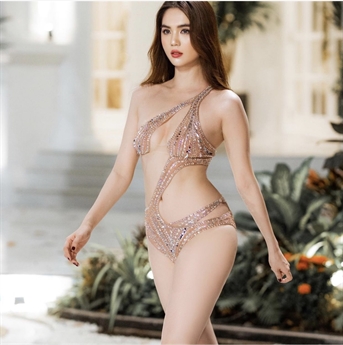 Không rõ bộ ảnh được thực hiện khi nào nhưng động thái của cô diễn ra ngay sau khi cô bị đem lên bàn cân so sánh vì trang phục xuyên thấu cô từng diện ở Cannes. Không rõ bộ ảnh được thực hiện khi nào nhưng động thái của cô diễn ra ngay sau khi cô bị đem lên bàn cân so sánh vì trang phục xuyên thấu cô từng diện ở Cannes.