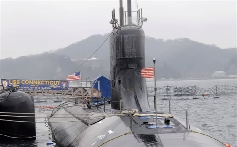 Trước đó của Hải quân Mỹ cho biết, tàu ngầm USS Connecticut va chạm với một vật thể trong một lần lặn sâu vào chiều ngày 2/10 tại vùng biển quốc tế ở châu Á - Thái Bình Dương. Vụ va chạm đã khiến 11 thủy thủ bị thương nhẹ. Trước đó của Hải quân Mỹ cho biết, tàu ngầm USS Connecticut va chạm với một vật thể trong một lần lặn sâu vào chiều ngày 2/10 tại vùng biển quốc tế ở châu Á - Thái Bình Dương. Vụ va chạm đã khiến 11 thủy thủ bị thương nhẹ.
