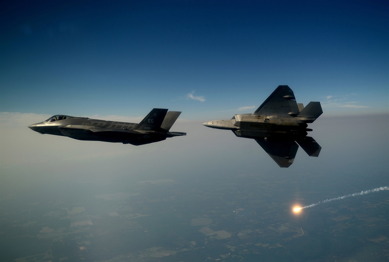 Theo tờ Air Forces Times, vụ tai nạn xảy ra với chiếc F-22 thuộc Phi đoàn tiêm kích số 43 (đóng tại sân bay quân sự Eglin) trong cuộc diễn tập được Không quân Mỹ thực hiện hôm 15/5/2020 ở thao trường cách căn cứ khoảng 19 km. Theo báo cáo của kết quả điều tra, trong quá trình xác định hiện trường chiếc F-22 rơi, Không quân Mỹ suýt mất thêm 2 tiêm kích tàng hình nữa. Theo tờ Air Forces Times, vụ tai nạn xảy ra với chiếc F-22 thuộc Phi đoàn tiêm kích số 43 (đóng tại sân bay quân sự Eglin) trong cuộc diễn tập được Không quân Mỹ thực hiện hôm 15/5/2020 ở thao trường cách căn cứ khoảng 19 km. Theo báo cáo của kết quả điều tra, trong quá trình xác định hiện trường chiếc F-22 rơi, Không quân Mỹ suýt mất thêm 2 tiêm kích tàng hình nữa.