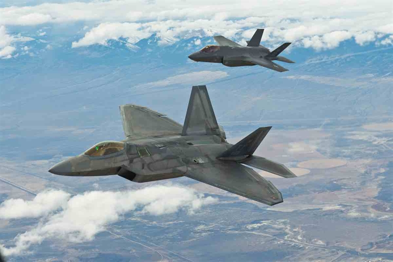 Tên viên phi công điều khiến chiếc F-22 rơi không đượcc ông bố mà chỉ được tiết lộ đeo hàm đại úy hỗ trợ tác chiến thuộc Phi đoàn số 43. Đây là đơn vị duy nhất có khả năng huấn luyện chuyển loại và chứng nhận chiến đấu cho phi công F-22 Mỹ. Viên Đại úy này điều khiển chiếc F-22 mang số hiệu \ Tên viên phi công điều khiến chiếc F-22 rơi không đượcc ông bố mà chỉ được tiết lộ đeo hàm đại úy hỗ trợ tác chiến thuộc Phi đoàn số 43. Đây là đơn vị duy nhất có khả năng huấn luyện chuyển loại và chứng nhận chiến đấu cho phi công F-22 Mỹ. Viên Đại úy này điều khiển chiếc F-22 mang số hiệu \