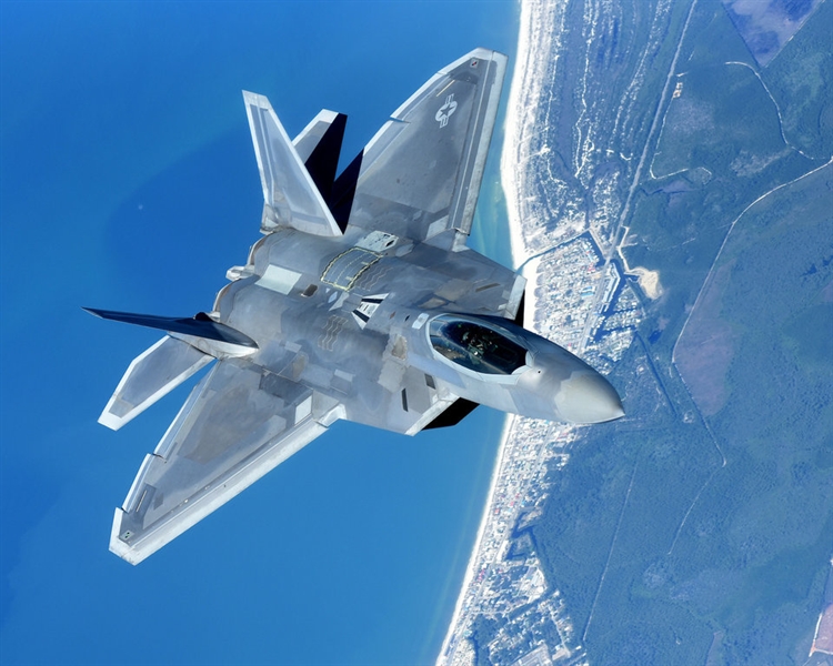 Sau đó phi công điều khiển chiếc F-22 lên 45 độ so với mặt đất để lấy độ cao, trước khi một cảnh báo tiếp theo phát ra, cho biết dữ liệu bay bị suy giảm. Cùng lúc đó, phi cơ bất ngờ lộn sang trái và chúi mũi. \ Sau đó phi công điều khiển chiếc F-22 lên 45 độ so với mặt đất để lấy độ cao, trước khi một cảnh báo tiếp theo phát ra, cho biết dữ liệu bay bị suy giảm. Cùng lúc đó, phi cơ bất ngờ lộn sang trái và chúi mũi. \