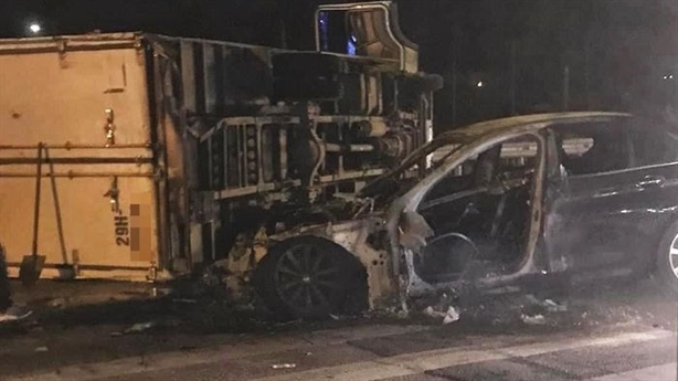  BMW bốc cháy sau va chạm với xe tải ở Hà Nội